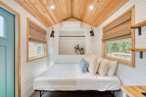 a bed in a small room in a tiny house at Stay Portland - Tiny Farmhouse - Walk to Local Shops & Restaurants in Portland