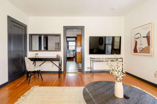 sala de estar con mesa y escritorio en Stay Portland - Perfectly Restored Craftsman - Eateries & Coffee, en Portland