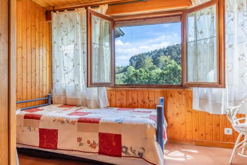 a bedroom with a bed and a window at Casa Rural La Praderia in Ríolastras