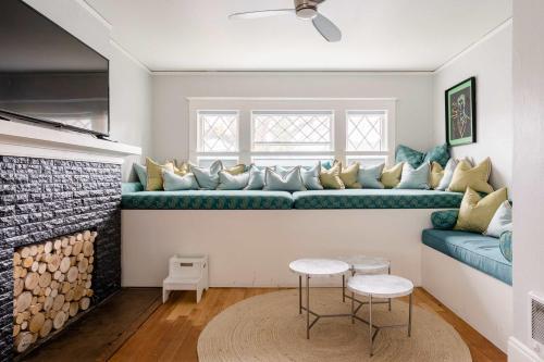 un salon avec un canapé et une cheminée dans l'établissement Stay Portland - PDX Art Deco Lounge - Local Eateries, Bars & Shops, à Portland