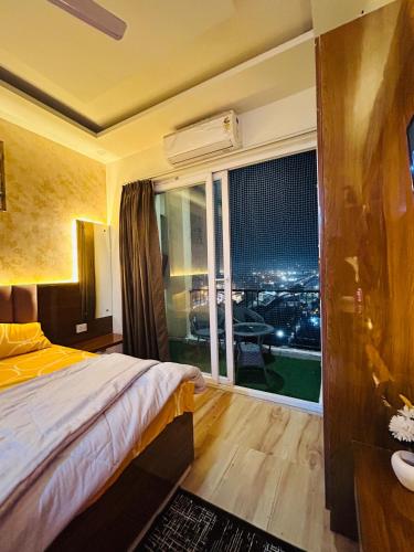 una habitación de hotel con una cama y una ventana grande en Ghar - near expo mart -cozy stay away from home, en Greater Noida