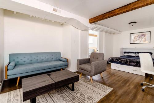 a bedroom with a couch and a bed and a chair at Cozy Portland Home Steps from Food - Sleeps 4 in Marquam Hill
