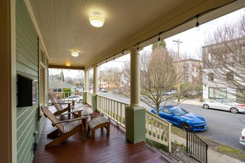 une véranda avec des chaises et une voiture bleue dans une rue dans l'établissement Stay Portland - Sun-filled Home in Buckman Neighborhood with 2BRs, à Portland