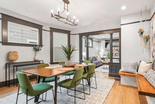 Χώρος καθιστικού στο 3BR House - Renovated - Parking - Fast Wifi