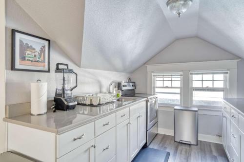 Η κουζίνα ή μικρή κουζίνα στο Stay Portland - Luxury Portland Gem! 99 Walk Score, New Remodel