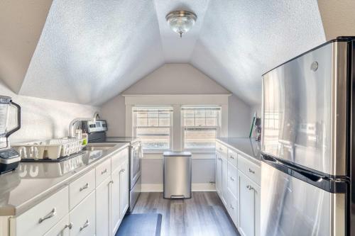 Η κουζίνα ή μικρή κουζίνα στο Stay Portland - Luxury Portland Gem! 99 Walk Score, New Remodel