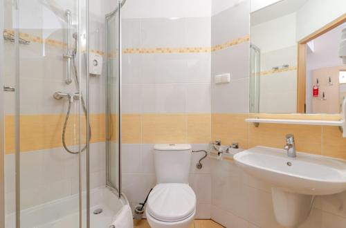 Koupelna v ubytování Economy Silesian Hotel