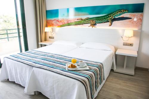 Ένα ή περισσότερα κρεβάτια σε δωμάτιο στο Hotel Rosales Formentera