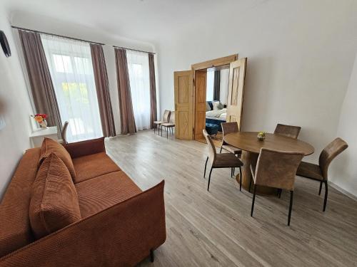 un soggiorno con un divano e un tavolo di Obrovský byt na Velkém náměstí, WiFi zdarma a Hradec Králové