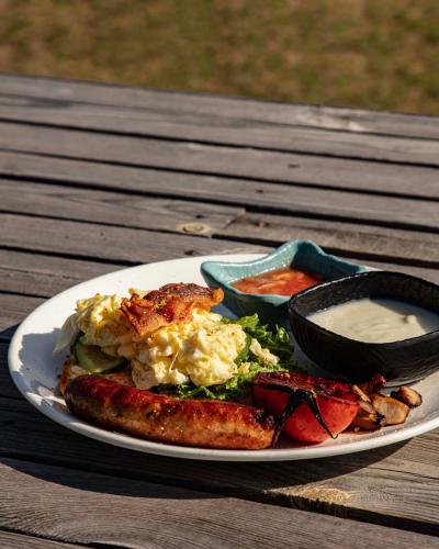 JargalantYeruu lodge的一盘食物，包括香肠、沙拉和酱汁。