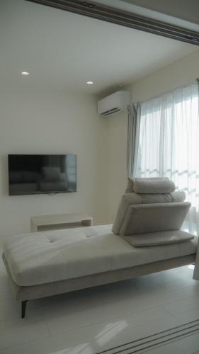 a white bedroom with a large bed with a window at Opt熊本益城 in Mashiki