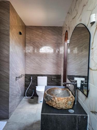 ein Badezimmer mit Waschbecken und Toilette in der Unterkunft White Seeds Boutique Villas in Gili Trawangan