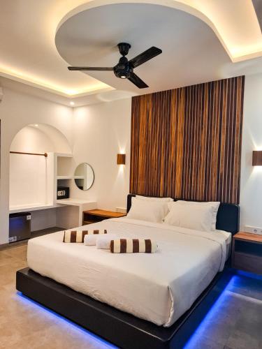 ein Schlafzimmer mit einem großen Bett und einem Deckenventilator in der Unterkunft White Seeds Boutique Villas in Gili Trawangan