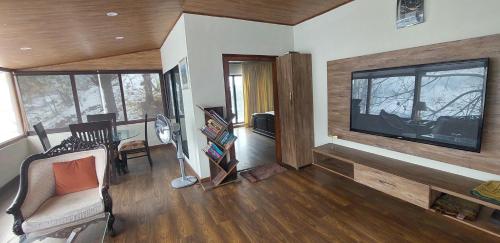 TV a/nebo společenská místnost v ubytování Riverside Challets Sharda