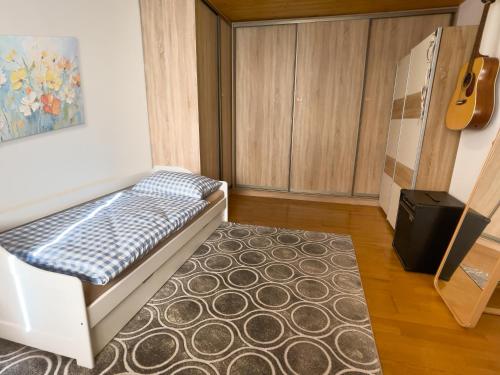 BatizovceにあるAgathaのベッドとラグ付きの小さな部屋です。