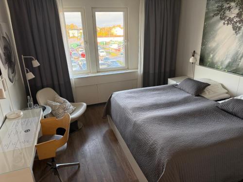 une chambre avec un lit, un bureau et une fenêtre dans l'établissement Mathias Kök & Rum, à Vårgårda