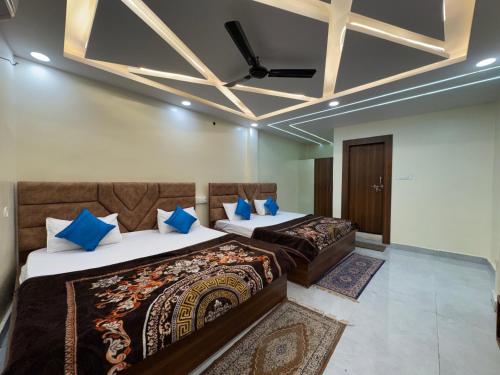 Una cama o camas en una habitación de Hotel Vrindavan View