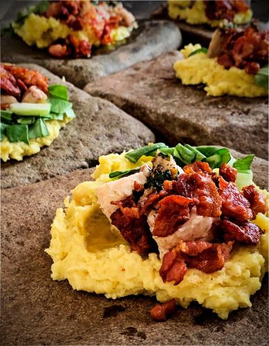 JargalantYeruu lodge的上面有肉和蔬菜的盘子