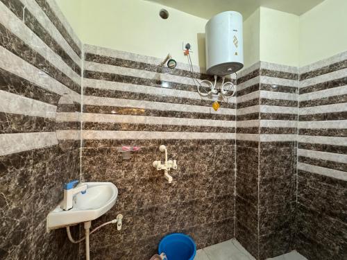 Un baño de Hotel Vrindavan View