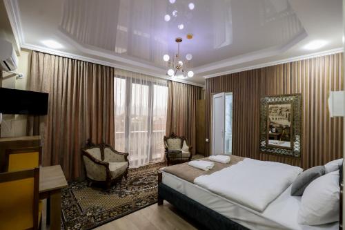 Un dormitorio con una cama grande y una ventana grande. en Hotel Harmony Premium, en Kutaisi