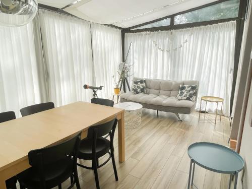 BatizovceにあるAgathaのテーブルと椅子とソファのあるリビングルーム