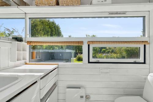 Una cocina o cocineta en Cozy Little Summer House In Kulhuse