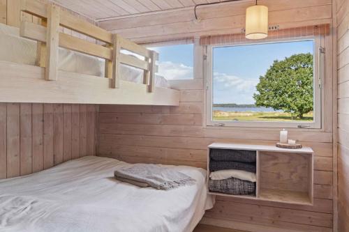 Una cama o camas en una habitación de Cozy Little Summer House In Kulhuse