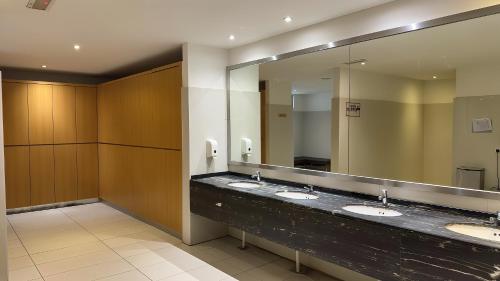 Koupelna v ubytování Baypoint Beachfront 2BR Family Retreat Balcony by Our Stay