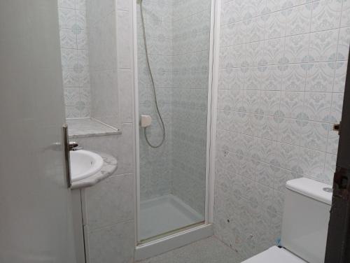 Et badeværelse på Alojamiento Cervantes