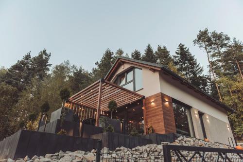 W szczerym lesie - Domek z sauną i jacuzzi w lesie nad Jeziorem Mucharskim