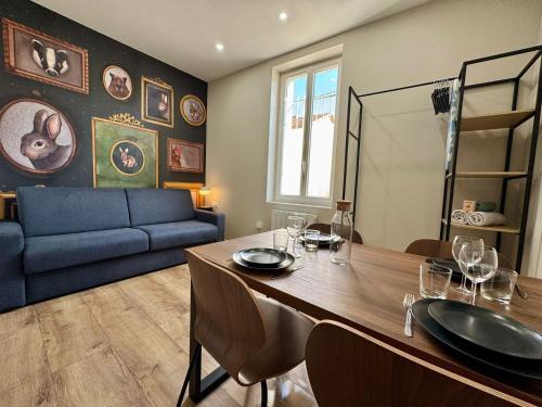 ヴェニシューにあるWild Terrier- Lyon Studioのテーブルと青いソファのあるリビングルーム