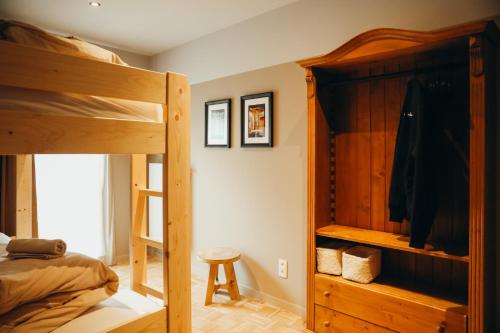 a bedroom with a bunk bed and a closet at Le Ruisseau - Appartement 8P in Theux