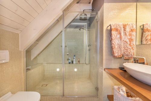 a bathroom with a shower and a sink at Magnifico duplex en centro Viella in Vielha