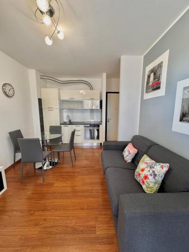 Posezení v ubytování Lovely & Modern Flat near MXP and train station