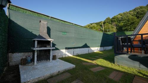 サパンジャにあるHilltop Bungalov Sapanca 3の建物の側面にある記念碑のある壁