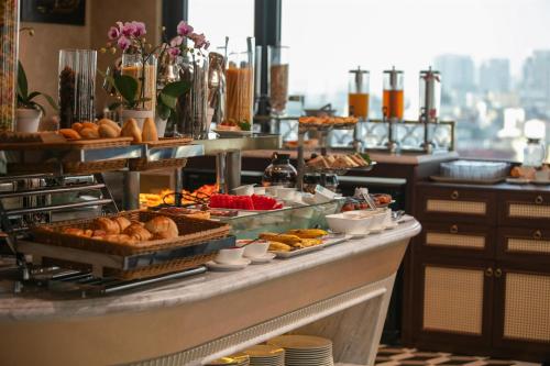 ハノイにあるProverb Hotel Hanoiのペストリーなどのビュッフェ