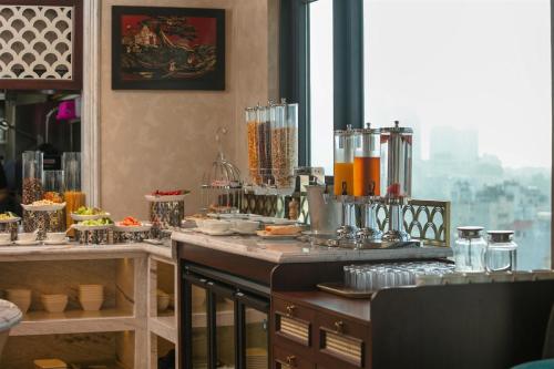 ハノイにあるProverb Hotel Hanoiの食べ物が置かれたカウンターのあるキッチン
