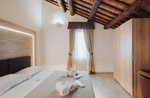 Un dormitorio con una cama con toallas. en Duomo Room Comacchio, en Comacchio