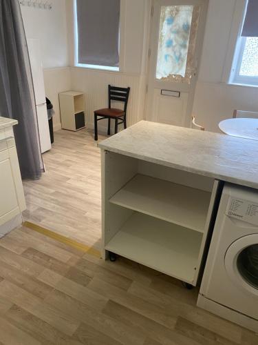 Køkken eller tekøkken på Cheerful 2 bedroom residential home - Free parking