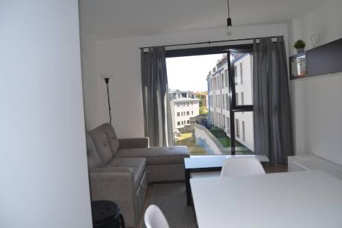 アーレスにあるPrecioso apartamento con garaje en Aresのソファと窓のあるリビングルーム
