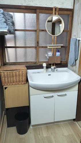 a bathroom with a sink and a mirror at ペットok 古民家ふるさと真鶴 in Manazuru