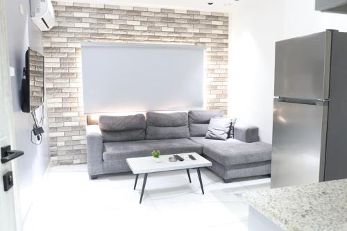 a living room with a couch and a table at ريلاكس للاجنحة الفندقية in Amman