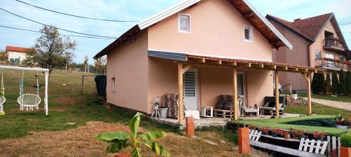 Casa rosa con patio con piscina en Apartman Boba Vrnjačka Banja, en Vrnjačka Banja