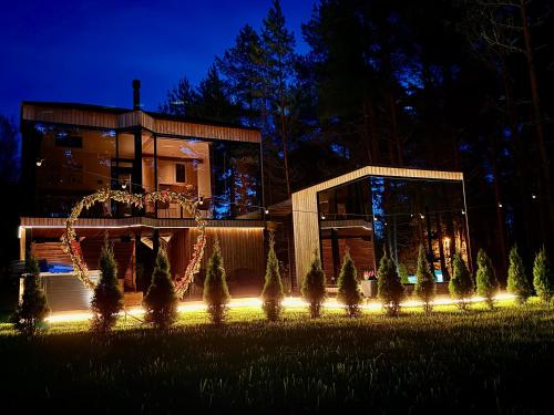 un edificio con luces de Navidad delante de un patio en Luxury Tahkuranna SPA villa Pärnu, en Laadi