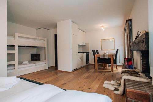 En eller flere senge i et værelse på LAAX Homes - Casa Partnun 309