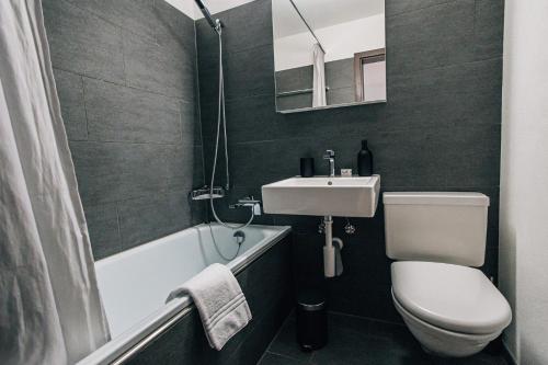 Et badeværelse på LAAX Homes - Casa Partnun 309