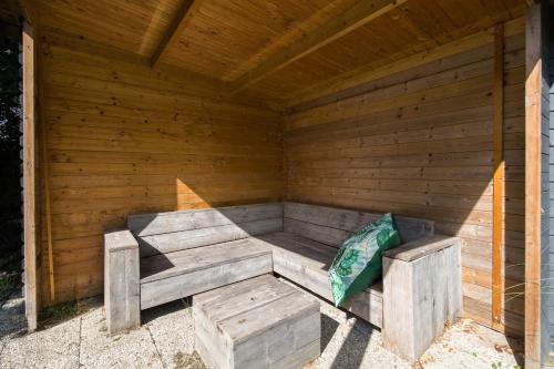 ein hölzernes saificialificialificialificialificialificialificialificialificialificialificialificial in der Unterkunft Zonnige luxe bungalow met grote tuin in Ewijk