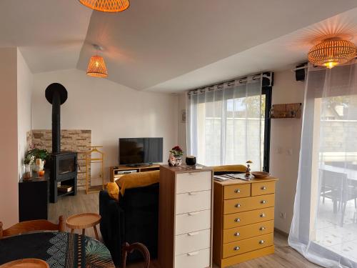 un soggiorno con un divano, una TV e un tavolo di Maisonnette Migahome a Crécy-la-Chapelle