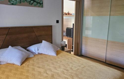 Ένα ή περισσότερα κρεβάτια σε δωμάτιο στο Apartman Katija Cavtat by Villas Guide