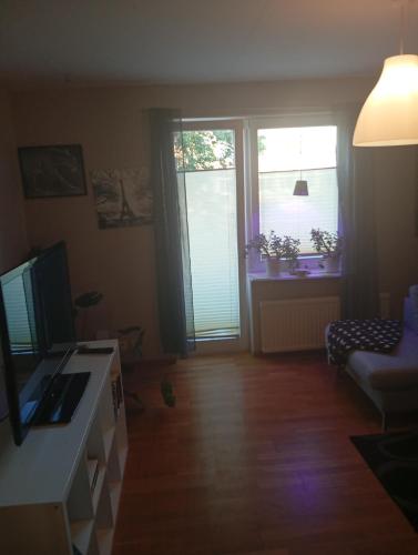 スカーラにあるLägenhete centrala Skaraのリビングルーム(テレビ付)、リビングルーム(ソファ付)